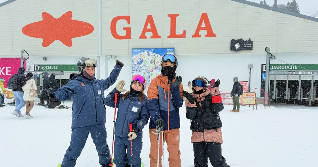 GALA湯沢の中央エリアで記念撮影