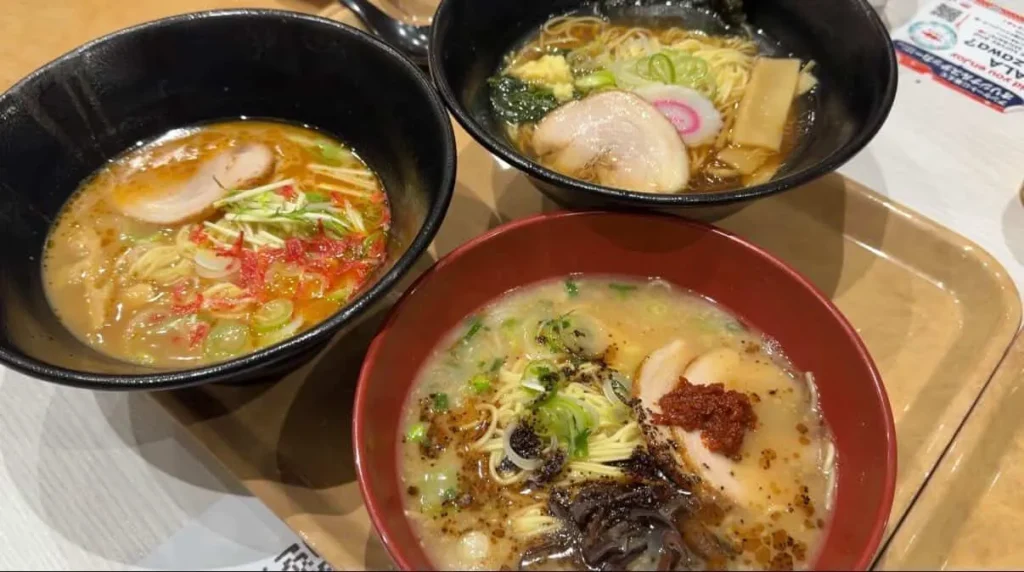 GALA湯沢の夕食「生姜醤油ラーメン（麺大盛り）、おのでら濃厚海老味噌ラーメン、旨辛スペシャルとんこつ」