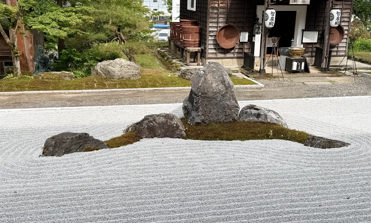 関興寺の枯山水庭園