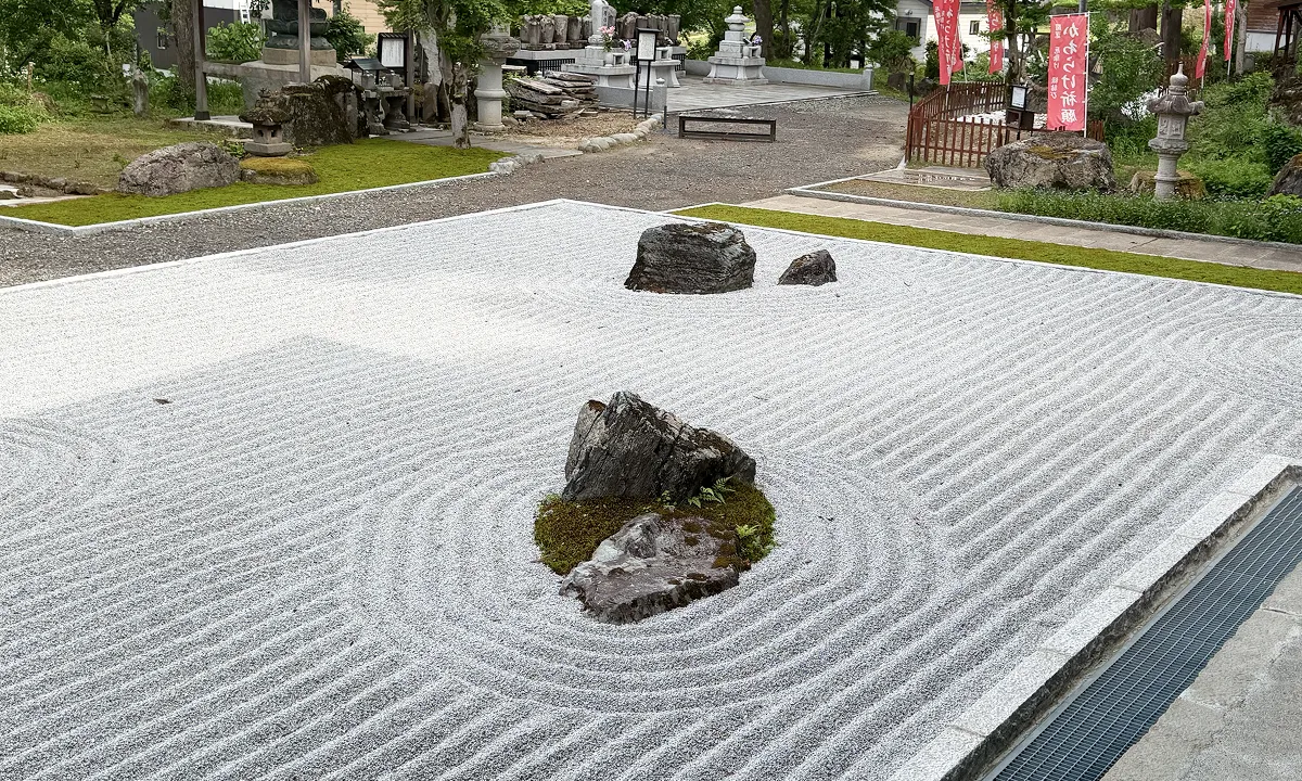 関興寺の枯山水庭園