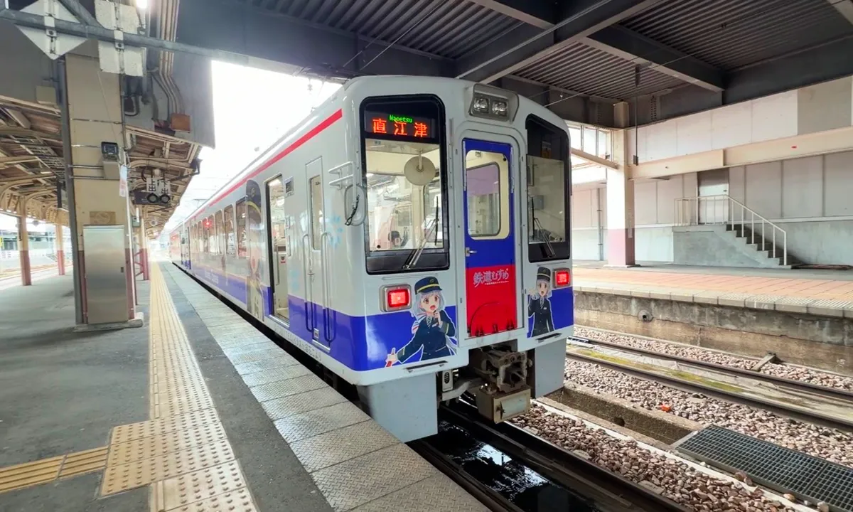ほくほく線「松代うさぎ」のラッピング電車