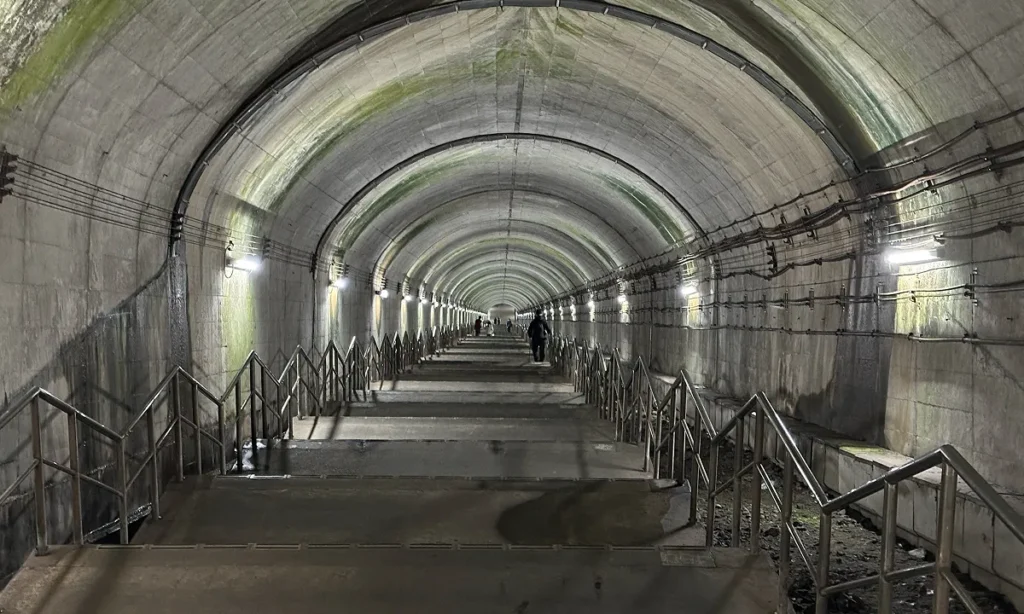 JR土合駅地下ホームへの階段